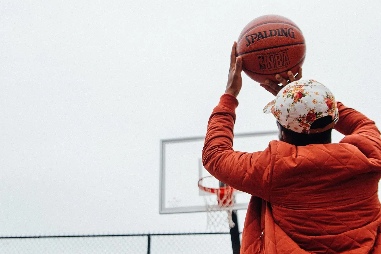 Person skyder basketball mod kurv
